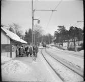 Resande på hållplats vid Parkvägen där Trafik Aktiebolaget Stockholm Södra Lidingöns Järnväg, SSLidJ B24(A) 33 