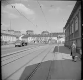 Turun Kaupungin Liikennelaitos, TuKL på Stålarmsgatan utanför byggnaden mitt i bild.