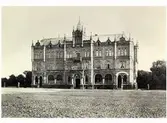 Varbergs Sparbank vid södra sidan av Varbergs torg, byggt 1896-1898. Gatan framför bankhuset heter Bäckgatan.