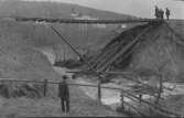 Vykort med motiv över en raserad järnvägsbro. Text på baksidan: Översvämningen i Sundsvall 1919.