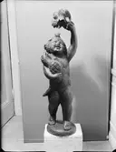 SKULPTUR POJKE MED FÅGEL