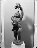 SKULPTUR POJKE MED FÅGEL