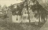 Vykort med motiv över ett hus och två barn i Viskan.