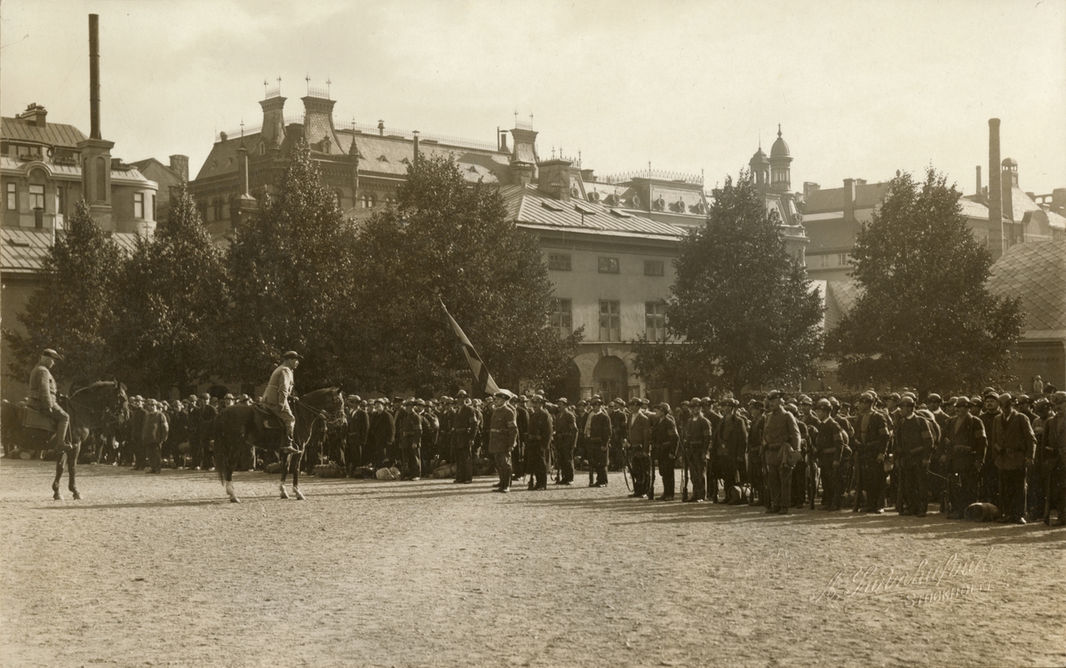 Axel A W Swinhufvud, Landstormens mobilisering 1914, uppställning på Artillerigården utanför Armémuseum.