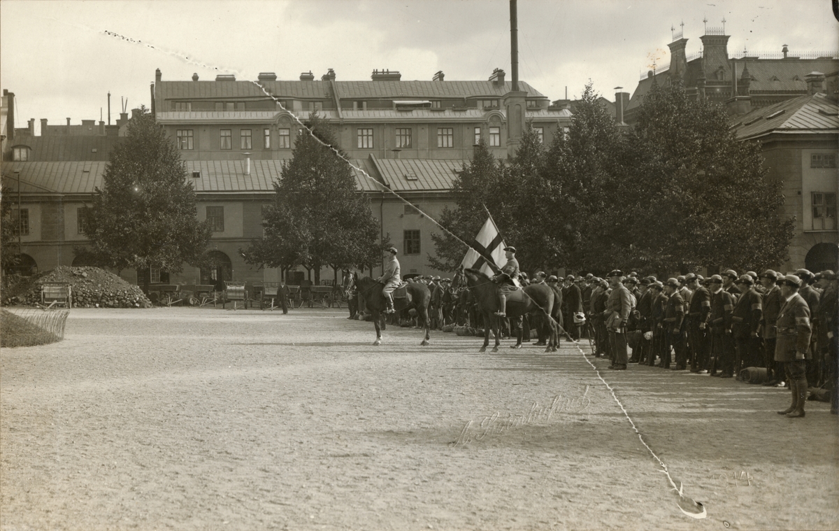 Axel A W Swinhufvud, Landstormens mobilisering 1914, uppställning på Artillerigården utanför Armémuseum.