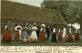 Vykort med motiv över en grupp personer som dansar folkdans.