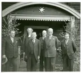 Norberg sn, Norberg.
En grupp män framför gamla Tingshuset, från Engelbrektsutställningen 1934.
