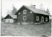 Norberg sn, Norberg, Fliken.
Exteriör av färdstuga, 1933.