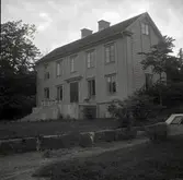 Dagsbo gård, huvudbyggnaden.  Bostadshus med träpanel och sadeltak.