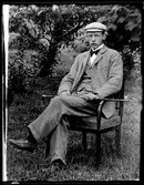 Man i trädgårdsstol