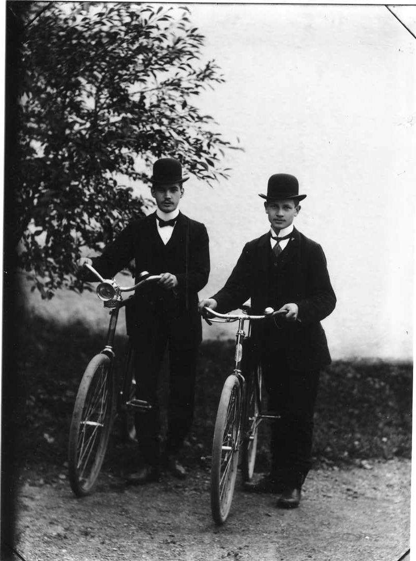 Calla Helena Sundbeck, Group image with two young men with bicycles. They are finely dressed with fly and hat. The man on the left is Louis Roman.