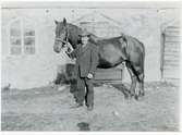 Norrby socken, Sala, Varmsätra. 
Axel Bengtsson med en valack år 1910.