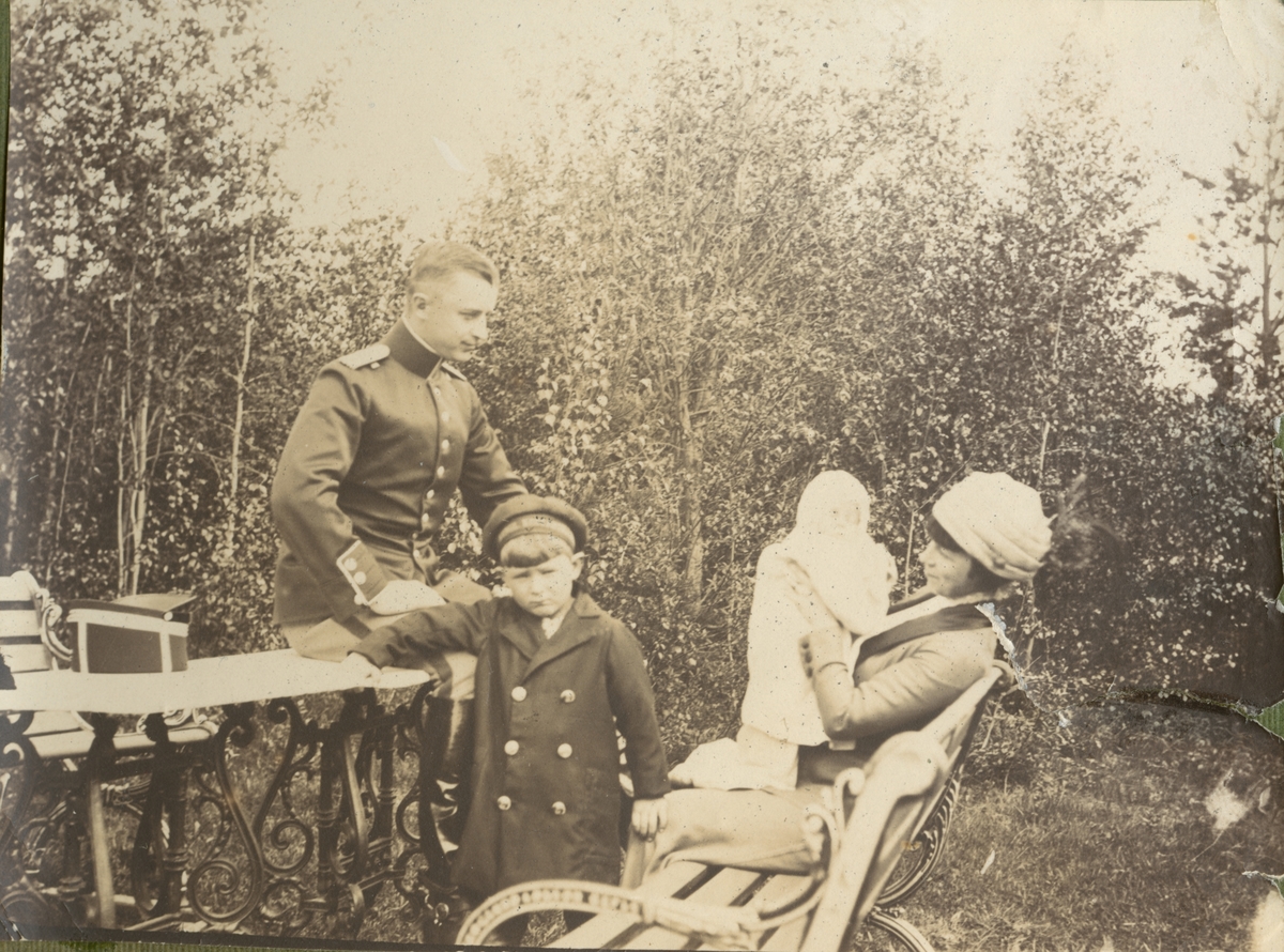 Unknown artist, Fotoalbum innehållande bilder från 1898-1915 föreställande soldatliv bland annat vid Boden-Karlsborgs artilleriregemente A 8, utbildning vid Skjutskolan på Rosersberg och Krigshögskolan. Bland bilderna finns fotografier från olika fälttjänstövningar och även bilder med mer civila inslag.