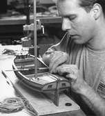 Modellbyggare Stefan Bruhn arbetar med en modell av en mälarjakt (SM 28083).