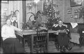 Äldre man och kvinna i ett julpyntat hem. Fotografi från området Österstand i Vetlanda.