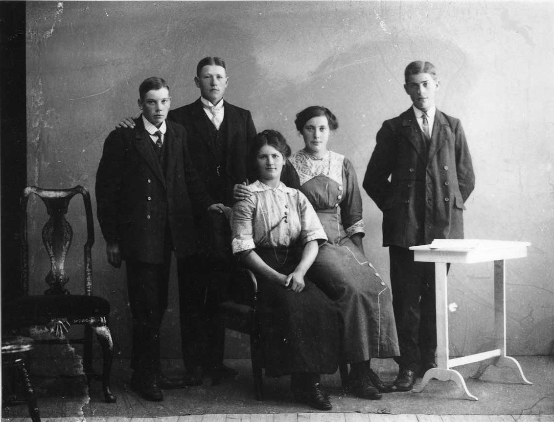 Calla Helena Sundbeck, Group image with three young men and two sitting young women. On the left possibly Einar Sandberg next to Anton Lundkvist who has the right hand on the higher axis of Einar. The man on the right is unidentified. Sitting is Rut Johansson and Edit Lindkvist.