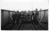 Snickarlaget på järnvägsbron sensommaren 1936 fr.v.  PERSSON Hilding, ANDERSSON Sture,  SVENSSON Lloyd, ANDERSSON Rudolf,  ANDERSSON Ragnar, LILJEDAHL Hjalmar,  OTTOSSON Gustav.