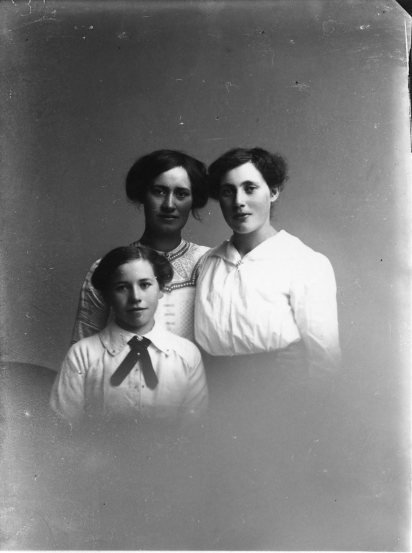 Calla Helena Sundbeck, Gruppbild med tre unga kvinnor. Från vänster Elvira Karlsson från Vesterbergstorpet, Hanna Karlsson från Lugnet och Edit Lindkvist från Örserum.