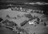 Flygfoto över Flisby kyrka och prästgård i Nässjö kommun, Jönköpings län. 1183/1962