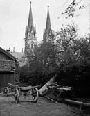 GÅRDSMILJÖ MED HÄSTANSPÄND ARBETSVAGN I BAKGRUNDEN DOMKYRKAN.