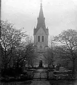 EXTERIÖR AV KYRKAN FRÅN VÄSTER.
