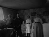 Familj, par med tre barn i Olsbenning.
