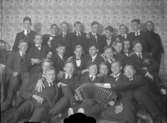 Gruppfoto av unga män. Albert Andersson längst fram.