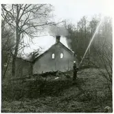 Ramnäs sn, Surahammar.
Brinnande badhus i Ramnäs (f.d. kraftstation). 1971.