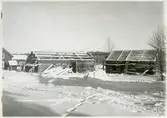 Ramnäs sn, Surahammar.
Uppmontering av stall med portlider från Nordanö på Vallby friluftsmuseum i Västerås, 1929.