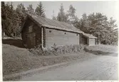 Ramnäs sn, Surahammar, Ramnäs kyrkby.
Uthus i kyrkbyn, 1916.