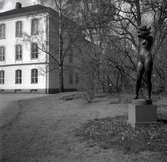 F d konstmuseet i Kalmar med putsad fasad och staty.
