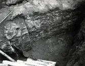 Grävning i kv Valnötsträdet, Kalmar.
Rest av mur, nordväst om trappan med golv av kullersten. Tegelpelare med rest av anfang för valv eller båge.