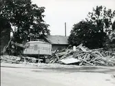 Västerås, Ängsgärdet.
Rivning av byggnaden i hörnet Pilgatan-Myggbogatan. Juni 1967.