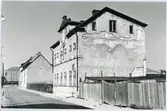 Västerås, Ängsgärdet, kv. Fogsvansen.
Rivningshus på Ängsgatan, c:a 1969.