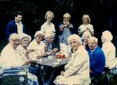 Utflykt för Brattåsgårdens dagverksamhet omkring 1990. Stående från vänster: Okänd, Susanne Birgersson, Ingela Bengtsson och Susanne Olsen. Sittande från vänster: Marianne Skarin (1906 - 1991), Klara Axelsson, Ingrid Rosén, okänd, Hulda Olsson, okänd, okänd samt Alida Ekström (1896 - 1994).