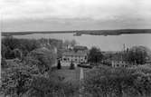 Vy från kyrktornet i Tingsryd.
Hus och sjön Tiken.