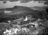 Vy över Göteryds kyrka och samhälle.