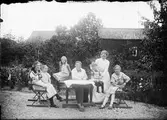 Kvinnor och barn i trädgård, Östhammar, Uppland
