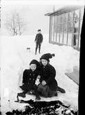 Tyra, Sara och Josef Edhlund i snön vid fotoateljén, kvarteret Guldskäret, Östhammar, Uppland före 1914