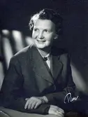 Studioporträtt av Signe Fredriksson (1901 - 1992) som bodde i 