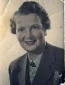 Handkolorerat studioporträtt av Signe Fredriksson (1901 - 1992) som bodde i 