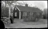 Kvinna framför bostadshus