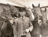 Fässberg 1:34, Fässberg Västergården 1, i Fässbergs by, Mölndal, år 1940. Porträtt av Ernst Andersson omgiven av en samling hästar. Ernst tog över gården 1935.

När Åby travbana var klar 1936 började gården med travhästar och Fässbergs travstuteri byggdes upp. När stuteriet var som störst hade man 24 hästar på gården och 8 hästar i träning på Åby. Hästuppfödningen upphörde 1974. Förutom hästar hade man grönsaksodling med specialodling av ärtor för en konservfabrik samt saltgurkor.