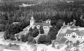 Kyrkan i Hovmantorp uppfördes 1845-1847 i nyklassicistisk stil av byggmästare Johannes Johansson, Fägerstad efter ritningar av arkitekt Theodor Edberg. Invigningen förrättades 1847 av biskop Christopher Isac Heurlin. 
Kyrkan som är en korskyrka är byggd av liggtimmer på en sockel av sten och har reveterade ytterväggar.
Till höger om kyrkan ligger skolan, som flyttades till andra sidan kyrkan under 1950-talet.