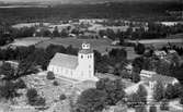 Kyrkan i Väckelsång uppfördes 1827-1828 och ersatte en medeltidskyrka som låg cirka 1 kilometer åt nordost. Den gamla kyrkan hade redan 1797 dömts ut . Ritningar till en ny kyrka hade upprättats. 
Arbetet med igångsättandet av nybygget drog emellertid ut på tiden. Det dröjde dock 30 år tills arbetet med den nya kyrkan tog sin början . Ytterligare nya ritningar beställdes hos Överintendentsämbetet som utarbetades av Jakob Wilhelm Gerss.Församlingen var emellertid inte nöjd med Gerss utformningen av kyrkobyggnaden. 
Istället önskade man en kyrka i likhet med det ritningsförslag som utförts till den närliggande Nöbbele kyrka som uppfördes under samma tid. Den 6 augusti 1827 lades grundstenen till den nya kyrkan av kronprins Oscar, som gjorde ett uppehåll i Väckelsång på sin färd till Karlskrona.