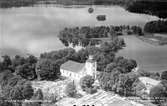 Kyrkan i Stenbrohult uppfördes 1828-1830 i empirestil och invigdes 2 juni 1833 av biskop Esaias Tegnér.
Kyrkan består av långhus med kor i väster och kyrktorn i öster.