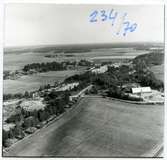 Romfartuna sn, Västerås.
Flygfoto över Backalund från väster, 1970.