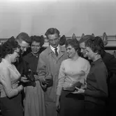 Skoförsäljare trimmas.
11 februari 1959.