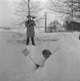 Snöskottning.
1 april 1959.