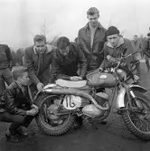 Verkstadsskolan lär ut mc-teknik.
9 april 1959.